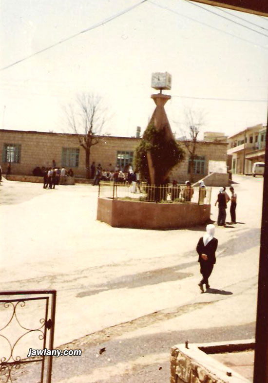 أرسلت من سلامة أبو صالح  الصورة لساحة سلطان الأطرش في مجدل شمس، وقد كتبت على ظهرها العبارة التالية: "ساحة المجدل خلال الشهر الرابع من الإضراب 1982"