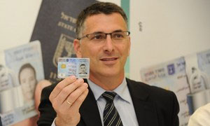 جدعون ساعر - وزير الداخلية الإسرائيلي - يحمل بطاقة الهوية البيومترية