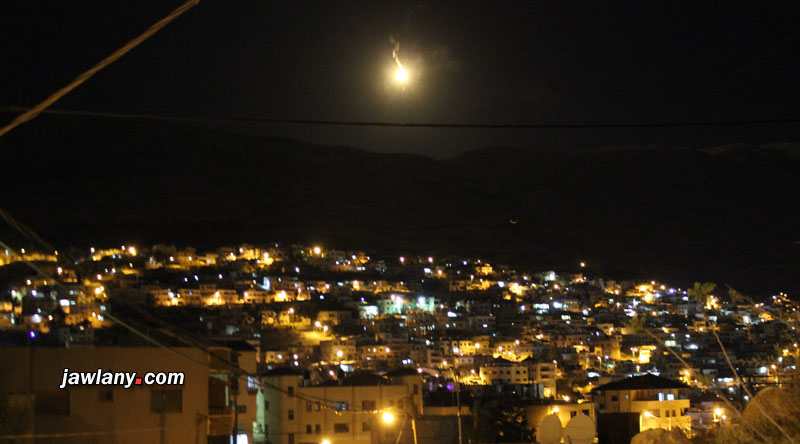 قنابل مضيئة تطلق على جبل الشيخ