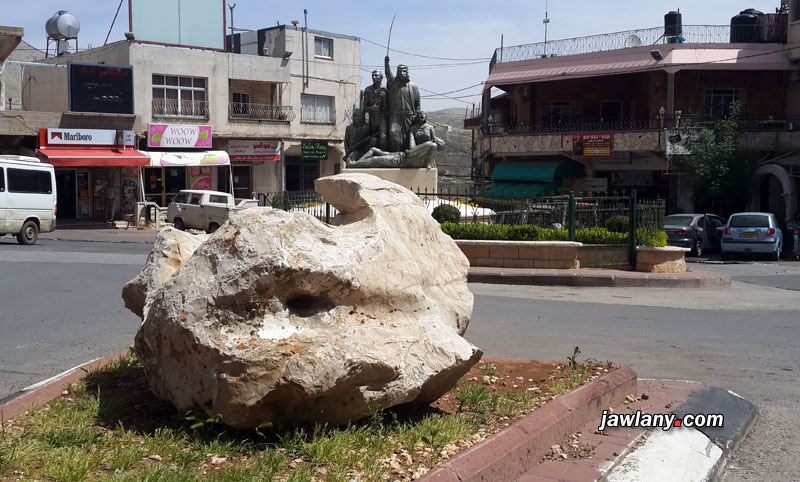 الصخرة على مدخل ساحة سلطان الأطرش صباح اليوم