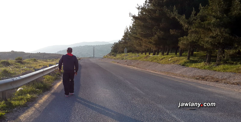رجل من مجدل شمس يمارس رياضة المشي على الطريق العام.. كم هو الوضع خطير!