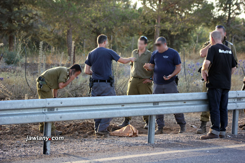 جنود إسرائيليون يعاينون مكان سقوط إحدى القذيفتين