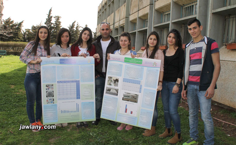 الطلاب المشاركون في المسابقة يتوسطهم المعلم وائل أبو صالح