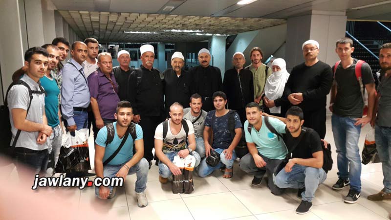 الطلاب والمرضى عند وصولهم إلى مطار دمشق وكان في استقبالهم الشيخ أبو حسام سعيد بدرية (في الوسط)
