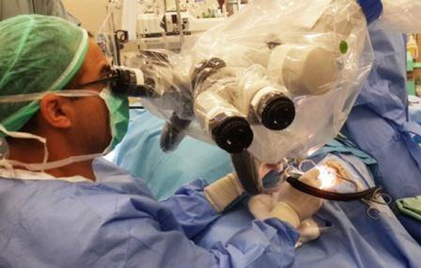 الدكتور صقر مسعود أثناء إجرائه العملية - عن صفحة المركز الطبي صفد